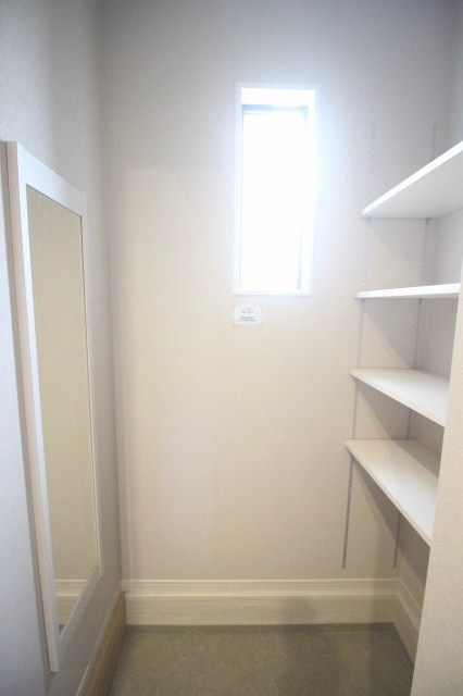 小山市城東1丁目　10期の玄関|玄関にはたっぷり収納できるシューズクローク付き！靴はもちろん、ベビーカーや外用品もすっきり片付きます。