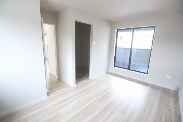 小山市城東1丁目　10期の寝室|ベッドを置いてもゆとりのある広さ！ご夫婦のお部屋としても快適にお使いいただけます。