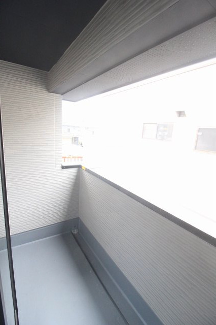 小山市城東1丁目　10期のバルコニー|洋室から出入りできるバルコニー付き！陽当たりが良く、洗濯物やお布団干しにも便利です。