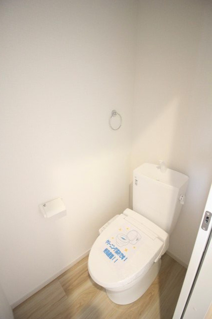 小山市城東1丁目　10期のトイレ|2階にもトイレを完備しているので、朝の混み合う時間帯も安心！ご家族の多いご家庭にも嬉しい設備です。
