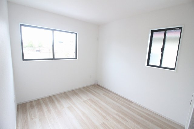 小山市城東1丁目　10期の子供部屋|2階北東側5.2帖洋室は、お子さまのお部屋にぴったりの明るい空間！2面採光で日中も気持ちよく過ごせます。