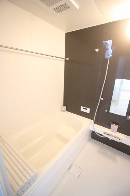 小山市城東1丁目　10期の浴室|落ち着いたアクセントパネルがおしゃれな浴室！ゆったり足を伸ばしてくつろげる浴槽で、1日の疲れをしっかり癒せます。
