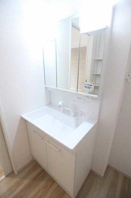 小山市城東1丁目　10期の独立洗面台|三面鏡付きの洗面化粧台で朝の身支度もスムーズ！収納スペースもあり、洗面まわりをすっきり保てます。