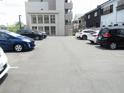 クレセントコートの駐車場