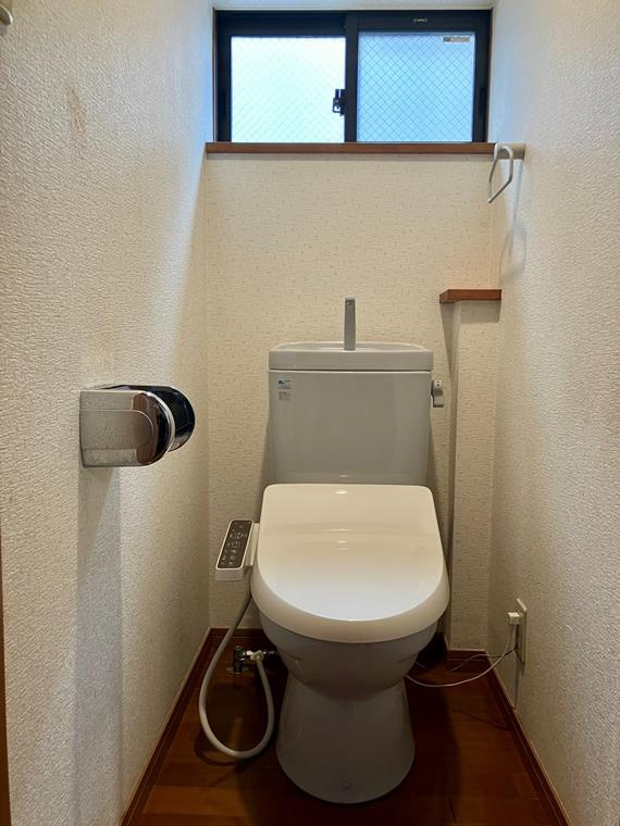 楠町戸建のトイレ