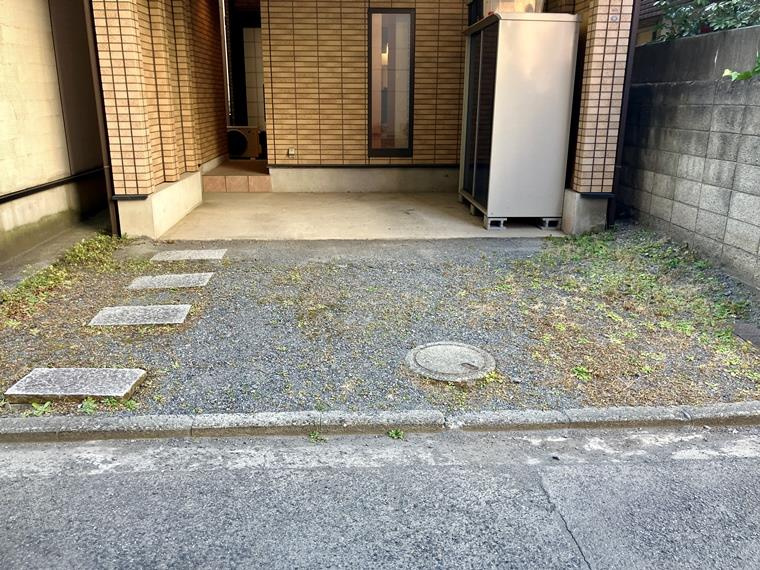 楠町戸建の駐車場