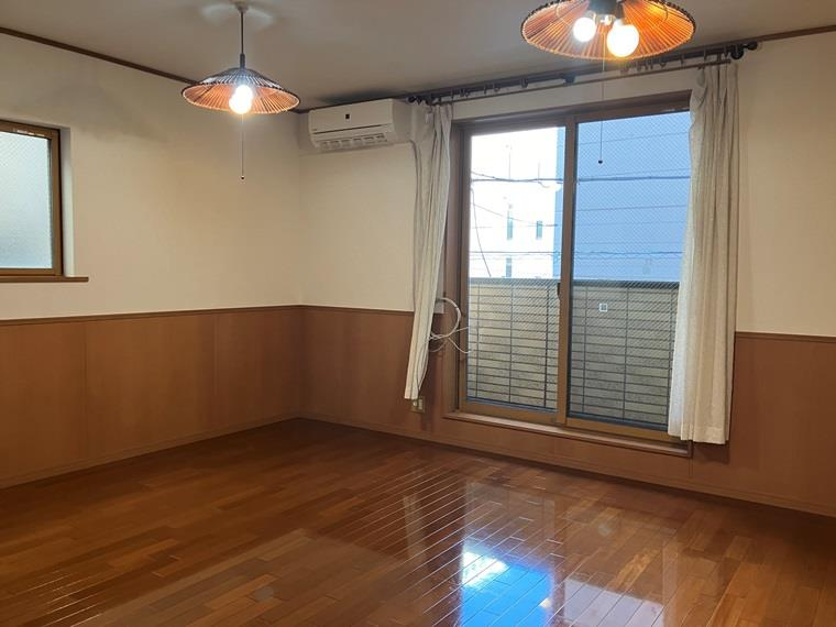 楠町戸建の居間・リビング