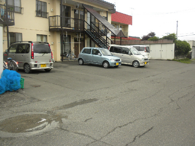 コーポ緑栄の駐車場