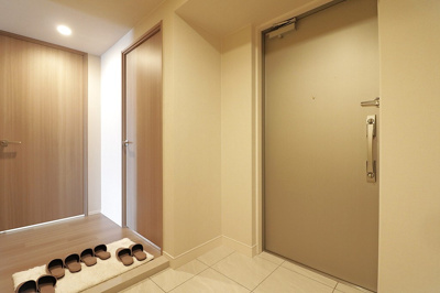 【玄関】 | レーベン千里青山台GRAN HIGH | 木のぬくもりと白を基調とした明るい空間。暗い時間にも明るく照らしてくれる照明付き！遅い時間の帰宅も安心ですね。