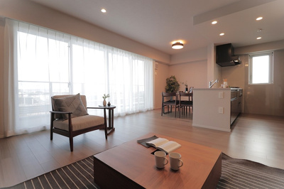 【居間・リビング】 | レーベン千里青山台GRAN HIGH | 朝日が差し込む東面に大きな掃き出し窓を設置。朝から気持ちの良い日差しを浴びて、爽やかに一日をスタートできます！