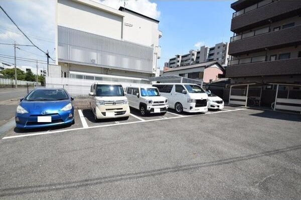 アルファプレイスの駐車場|カースペースがあります