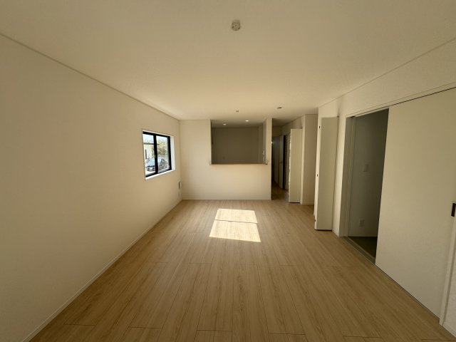 うるま市与那城屋慶名　第6（全4棟）1・4号棟の居間・リビング|4号棟　LDK18.2帖♪リビング階段＆リビング収納2ヶ所付き♪