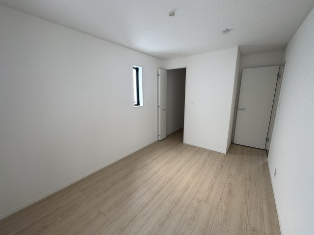 うるま市与那城屋慶名　第6（全4棟）1・4号棟の洋室|4号棟　洋室6.5帖＋WIC2帖付き♪（WIC×2部屋）