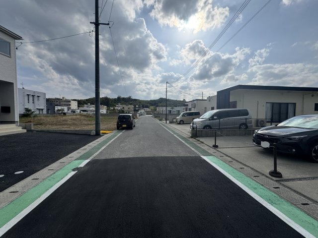 うるま市与那城屋慶名　第6（全4棟）1・4号棟の前面道路含む現地写真|※北西側公道5.9m♪
