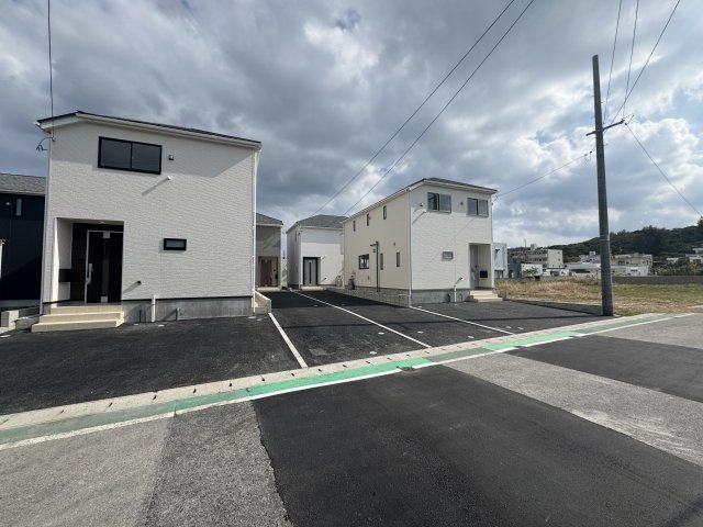 うるま市与那城屋慶名　第6（全4棟）1・4号棟の外観|4号棟　並列駐車2台完備♪EV車充電設備付き♪