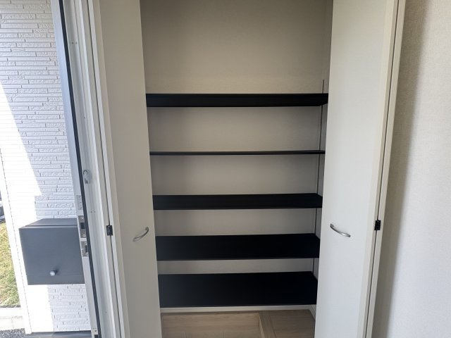うるま市与那城屋慶名　第6（全4棟）1・4号棟の玄関|4号棟　十分な収納付き玄関♪