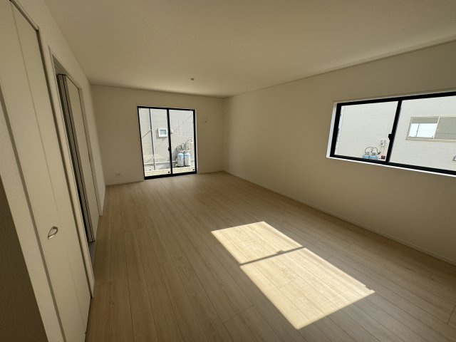 うるま市与那城屋慶名　第6（全4棟）1・4号棟の居間・リビング|4号棟　LDK18.2帖♪リビング階段＆リビング収納2ヶ所付き♪