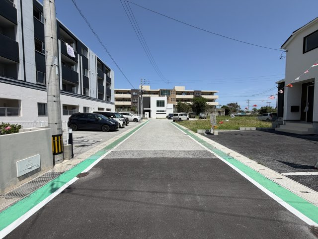 うるま市与那城屋慶名　第6（全4棟）1・4号棟の前面道路含む現地写真|※北西側公道5.9m♪