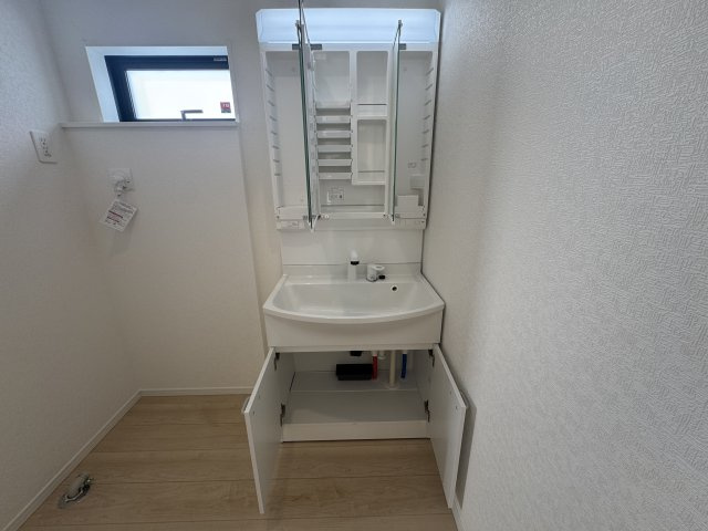 うるま市与那城屋慶名　第6（全4棟）1・4号棟の独立洗面台|4号棟　収納充実三面鏡付き洗髪洗面化粧台♪