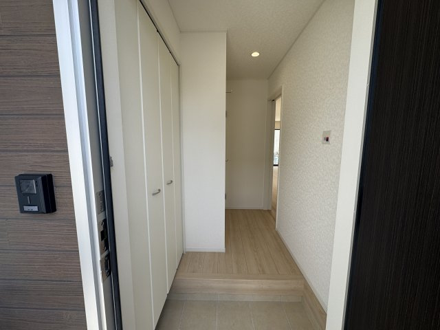 うるま市与那城屋慶名　第6（全4棟）1・4号棟の玄関|4号棟　十分な収納付き玄関♪