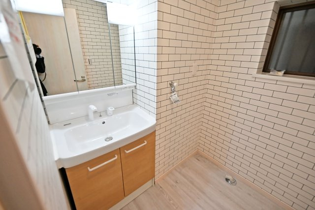 西宮市小松南町2丁目中古戸建│3LDK+駐車1台可(制限有)の独立洗面台|３面鏡の明るい洗面化粧台で、毎朝の支度もはかどります。
鏡裏と洗面台下にも収納があり、日用品やスキンケア用品などもたくさんしまえてすっきりとした空間を保つことができます。