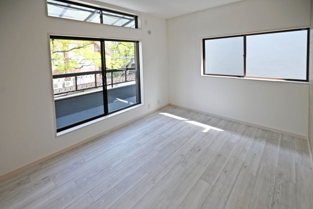 西宮市小松南町2丁目中古戸建│3LDK+駐車1台可(制限有)の寝室|-2階主寝室-
大きな窓から光が差し込む開放感のある主寝室。バルコニーに面しているため、朝の光を感じながら気持ちよく一日をスタートできます。