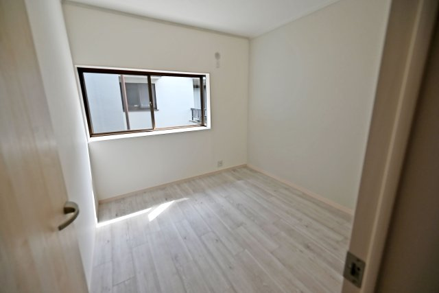 西宮市小松南町2丁目中古戸建│3LDK+駐車1台可(制限有)の洋室|-2階洋室4.5帖-
全室洋室・フローリング仕様☆ナチュラルな木目と上品な色合いが魅力的な居住スペースは、住む人の心を自然とおだやかにします♪