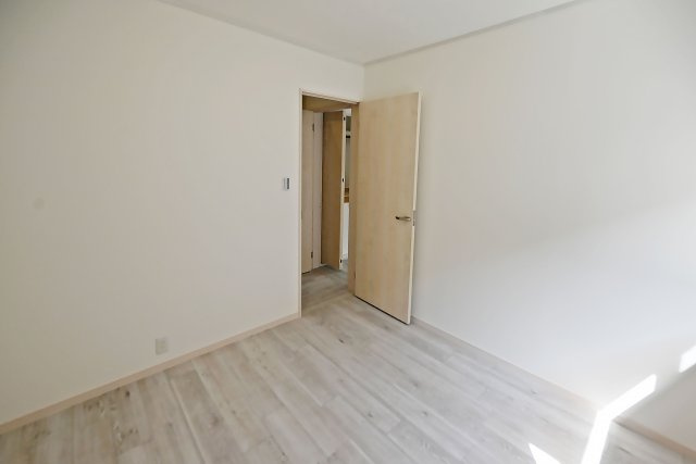 西宮市小松南町2丁目中古戸建│3LDK+駐車1台可(制限有)の収納|-2階洋室4.5帖-
収納付き家具などお好きな家具をレイアウトして楽しめそうですね◎