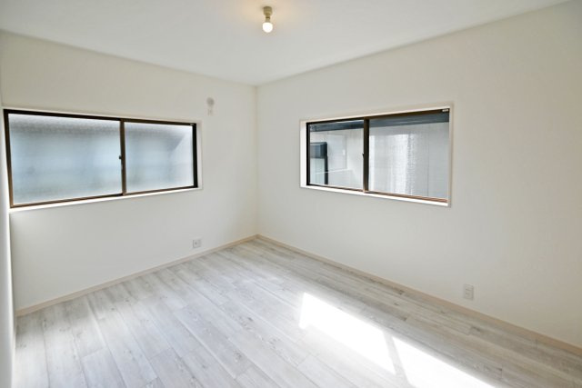 西宮市小松南町2丁目中古戸建│3LDK+駐車1台可(制限有)の子供部屋|-2階洋室6.0帖-
シンプルな間取りになっているのでどんな家具とも相性◎
