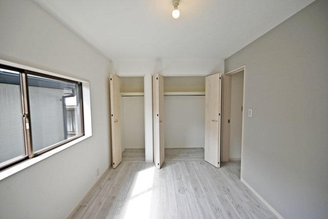 西宮市小松南町2丁目中古戸建│3LDK+駐車1台可(制限有)の収納|-2階洋室6.0帖-
収納スペースは枕棚とハンガーレールを導入。