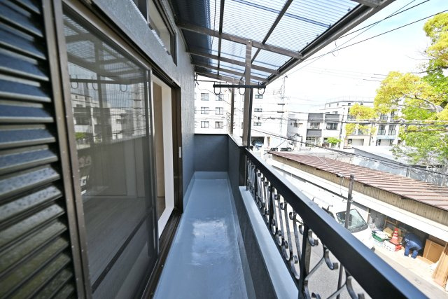 西宮市小松南町2丁目中古戸建│3LDK+駐車1台可(制限有)のバルコニー|東向きバルコニーは午前中にしっかり日差しが入り、洗濯物干しスペースとしても活躍します。