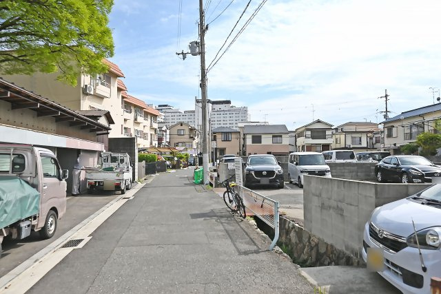 西宮市小松南町2丁目中古戸建│3LDK+駐車1台可(制限有)の前面道路含む現地写真|前面道路は約4.0ｍ公道です。