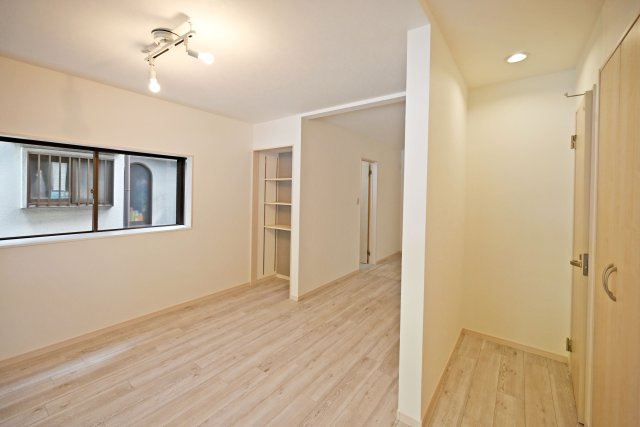 西宮市小松南町2丁目中古戸建│3LDK+駐車1台可(制限有)のダイニング|ご家族が自然と集まる開放感のある空間。ソファやダイニングテーブルを置いても余裕があり、家族団らんの時間をゆったりと過ごせます。