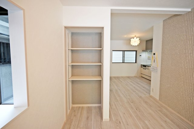西宮市小松南町2丁目中古戸建│3LDK+駐車1台可(制限有)の居間・リビング|ゆとりある約17帖のLDKは、明るく開放感のある住まいの中心空間。壁付けキッチンのため、リビングとダイニングを広々と使える使い勝手の良い間取りです。
