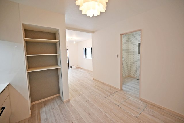 西宮市小松南町2丁目中古戸建│3LDK+駐車1台可(制限有)の居間・リビング|LDKから洗面室・浴室が近くに配置されており、家事動線の良い間取り。料理や洗濯など毎日の家事をスムーズにこなせる暮らしやすい住空間です。