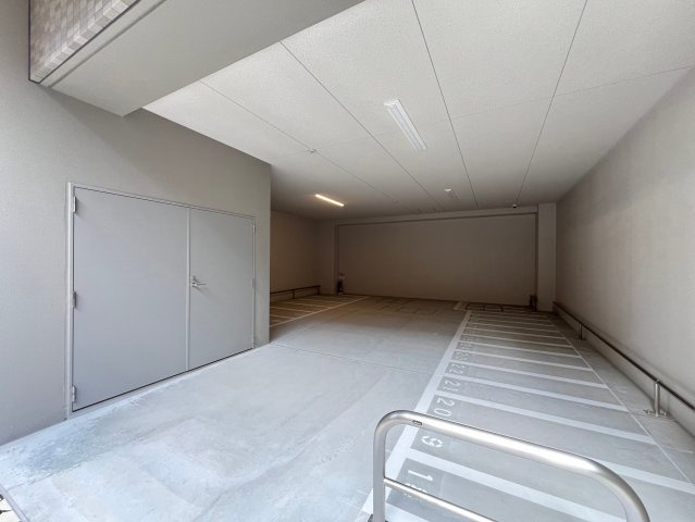 Alivis北梅田の駐車場