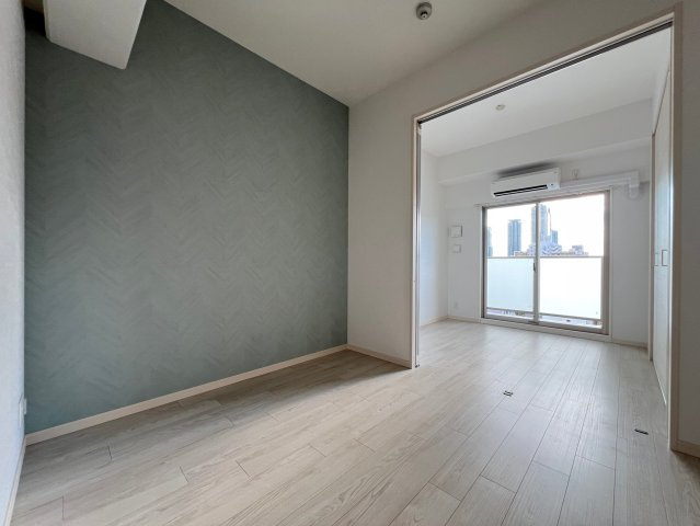 Alivis北梅田の洋室