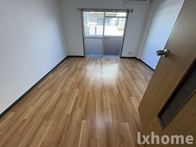 ファーストハイムの寝室|ゆったり過ごせるリビングです