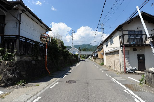 篠ノ井小松原　中古住宅の前面道路含む現地写真