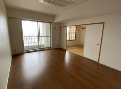 【居間・リビング】 | リバーサイド隅田セントラルタワー | こちらのリビングで趣味の時間をお楽しみください