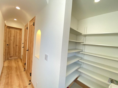 【その他】 | 下井草2区画 | 飾り棚は収納スペースだけではなく、写真やお花など飾られます
