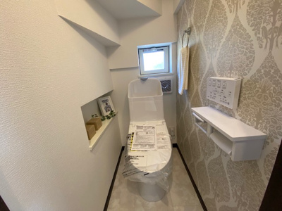 【その他】 | 下井草2区画 | Panasonicの3面鏡化粧台でミラー裏はたっぷり収納できます
LED照明を採用、シャワー水栓付き