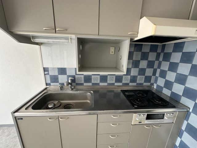 サンヴェール朝霧ヶ丘のキッチン|【キッチン】グリル付き3口ガスコンロが搭載されたシステムキッチン。手が届きやすい吊り棚付きで、効率よく調理ができそうです。