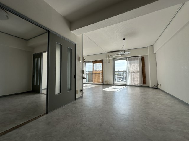 サンヴェール朝霧ヶ丘の居間・リビング|【LDK/約18帖】空間を緩やかに区切れるL字型のレイアウト。リビングとキッチンをゾーニングすることで、メリハリのある生活が送れそうです。