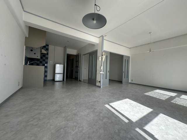 サンヴェール朝霧ヶ丘の居間・リビング|【LDK/約18帖】隣接する洋室は、リビング・ダイニング・キッチンのどこで過ごしていても目が届きやすいため、お子様のプレイスペースやお昼寝スペースとしても活用いただけます。