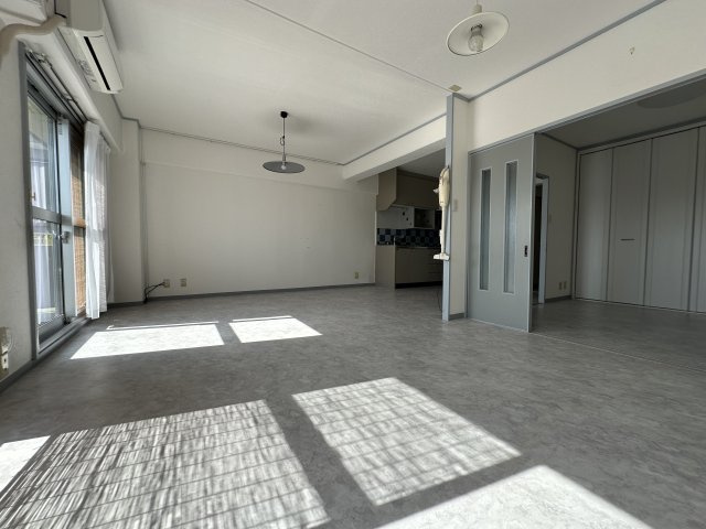 サンヴェール朝霧ヶ丘の居間・リビング|【LDK/約18帖】ホワイト×グレーカラーの内装は、シンプルながらも落ち着いた雰囲気。ご家族団らんの時間をゆっくりと過ごせそうです。