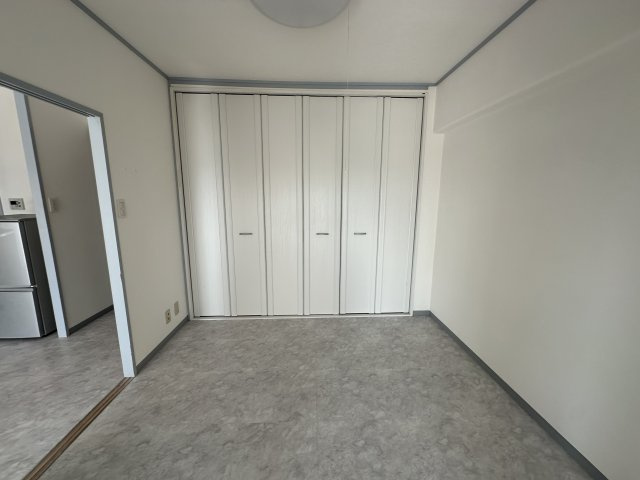 サンヴェール朝霧ヶ丘の洋室|【洋室/約4.5帖】約4.5帖の洋室には、壁一面の大きなクローゼットが設置されています。ハンガーパイプ、枕棚付きで空間を有効活用できます。