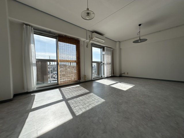 サンヴェール朝霧ヶ丘の居間・リビング|【LDK/約18帖】生活の中心となるLDKは、開放的な景色を楽しめるゆとりある空間です。現状、前面に日差しや視界を遮る高い建物はありません。