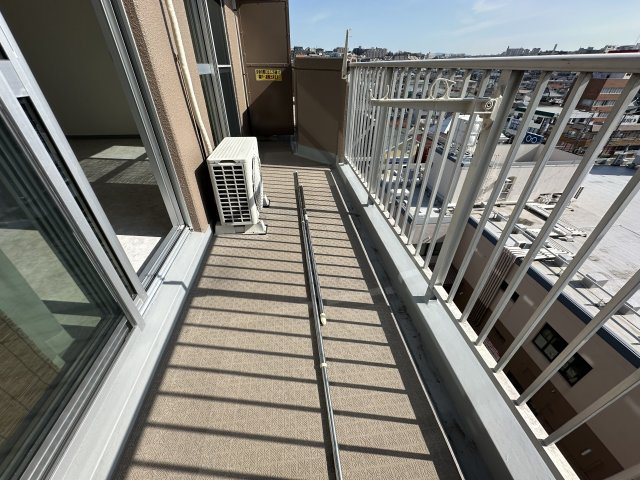 サンヴェール朝霧ヶ丘のバルコニー|【バルコニー】格子状の手摺りが採用され、たっぷりと日が当たる南東向きのバルコニー。降り注ぐ陽光を活かし、洗濯物をカラッと乾かせそうです。