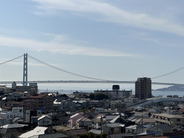 サンヴェール朝霧ヶ丘の展望|【物件からの眺望写真】6階部分につき、眺望良好！南東方面に明石海峡大橋や淡路島を望むことができます。ぜひ現地にて、開放的な景色をお確かめください。